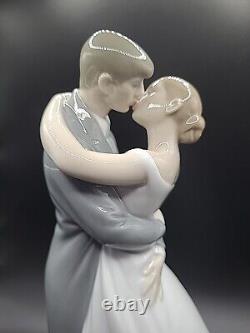 Nao By Lladro #1613 A Kiss Forever Love Bride & Groom Bridal Cake Topper Wedding