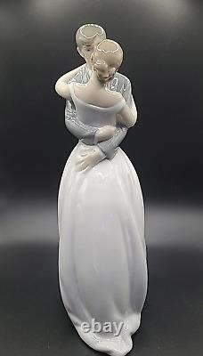 Nao By Lladro #1613 A Kiss Forever Love Bride & Groom Bridal Cake Topper Wedding