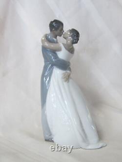 Nao By Lladro #1632 A Kiss Forever Bnib Love Bride & Groom Bridal Cake Topper Fs