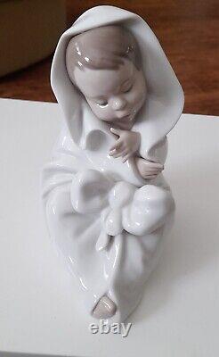 Nao By Lladro Baby Figurine All Bundled Up 1340