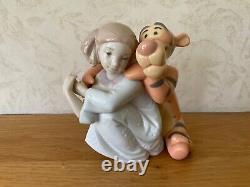 Nao By Lladro Disney Porcelain Figurine Hugs With Tigger Boxed Ex/con
