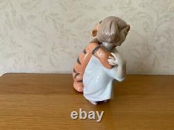 Nao By Lladro Disney Porcelain Figurine Hugs With Tigger Boxed Ex/con