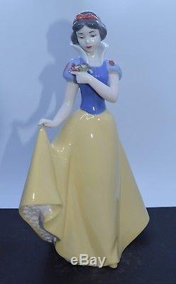 Nao By Lladro Disney Porcelain Figurine Snow White 2001680 Was £144 Now £122.50