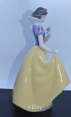 Nao By Lladro Disney Porcelain Figurine Snow White 2001680 Was £144 Now £122.50