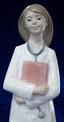 Nao By Lladro Doctor Female #1684 Brand Nib Lady Medical Occupation 10.75 Tall