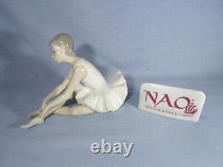 Nao By Lladro Figurine Ballerina Ballet Girl Sitting By Vinicnte Martinez