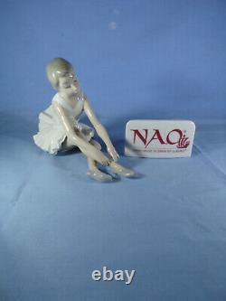 Nao By Lladro Figurine Ballerina Ballet Girl Sitting By Vinicnte Martinez