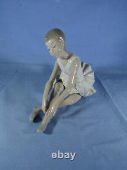 Nao By Lladro Figurine Ballerina Ballet Girl Sitting By Vinicnte Martinez