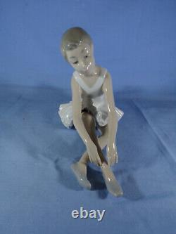 Nao By Lladro Figurine Ballerina Ballet Girl Sitting By Vinicnte Martinez