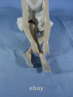 Nao By Lladro Figurine Ballerina Ballet Girl Sitting By Vinicnte Martinez