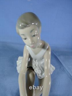 Nao By Lladro Figurine Ballerina Ballet Girl Sitting By Vinicnte Martinez