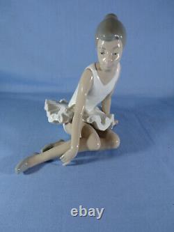 Nao By Lladro Figurine Balllarina Ballet Girl Sitting Designer Vicente Martinez