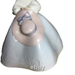 Nao By Lladro Figurine Kiss Me Girl Retired 1994 #1328 Spain