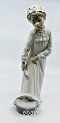 Nao By Lladro Girl Nightgown Foot Bath Brush Porcelain Figure Figurine Spain