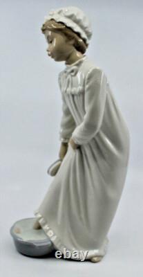 Nao By Lladro Girl Nightgown Foot Bath Brush Porcelain Figure Figurine Spain