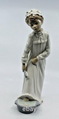 Nao By Lladro Girl Nightgown Foot Bath Brush Porcelain Figure Figurine Spain