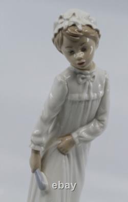 Nao By Lladro Girl Nightgown Foot Bath Brush Porcelain Figure Figurine Spain