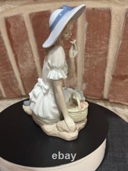 Nao By Lladro Meadow Song # 1365 Retired 2006 Mint Collectible