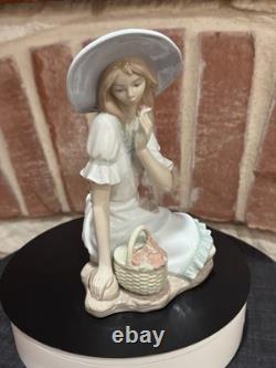 Nao By Lladro Meadow Song # 1365 Retired 2006 Mint Collectible