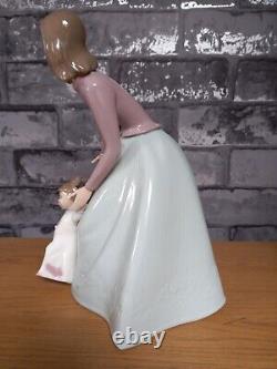 Nao By Lladro Mother & Daughter 1318 First Steps Figure