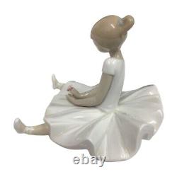 Nao By Lladro Porcelain Figure Dreamy Ballet Ballerina Dancer Girl With Flower