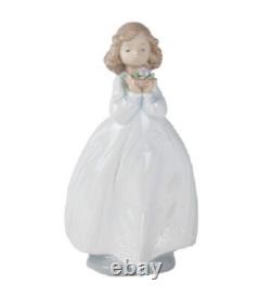 Nao By Lladro Porcelain Figurine The Flower Girl 2001444 Was £105.00 Now £89.00