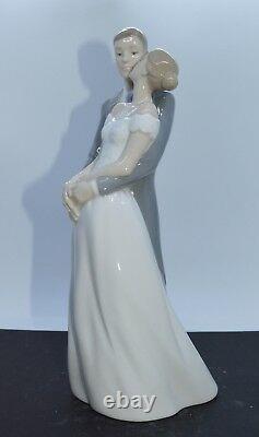 Nao By Lladro Porcelain Figurine Unforgettable Day 02001713 Was £119 Now £101