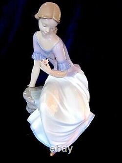 Nao By Lladro Spring Reflections Girl #1392 Brand Nib Flower Sitting