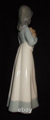 Nao Figure Someone To Love Girl Hugging Puppy Dog By Lladro 1992 23. CM Tall