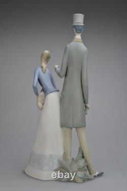 Nao Lladro 4563 Lovers Couple Puppy Matte Porcelain READ