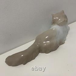 Nao Lladro Cat figure Laying Down Daisa Tan White 10inch GREAT CONDITION
