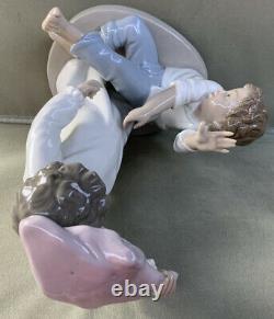 Nao Lladro Figure Two Children Having A Pillow Fight Figurine
