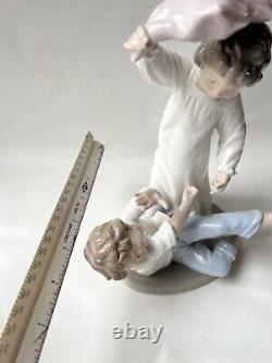 Nao Lladro Figure Two Children Having A Pillow Fight Figurine