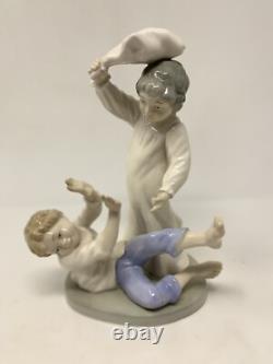 Nao Lladro Figure Two Children Having A Pillow Fight FigurineA4-2-030
