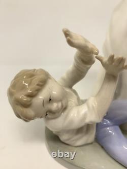 Nao Lladro Figure Two Children Having A Pillow Fight FigurineA4-2-030