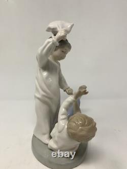 Nao Lladro Figure Two Children Having A Pillow Fight FigurineA4-2-030