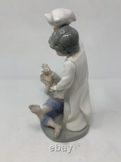 Nao Lladro Figure Two Children Having A Pillow Fight FigurineA4-2-030