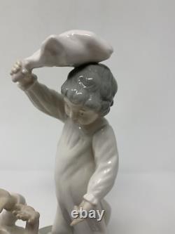 Nao Lladro Figure Two Children Having A Pillow Fight FigurineA4-2-030