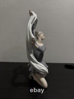 Nao Lladro Figurine 13 DANCER WITH VEIL BALLET BALLERINA LADY GIRL HAND REPAIR