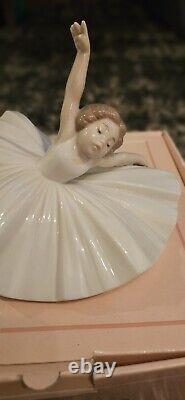 Nao Lladro Figurine A Dancer's Pose With Original Box