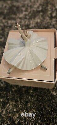 Nao Lladro Figurine A Dancer's Pose With Original Box