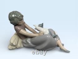 Nao Lladro Figurine Girl Playing With Kitten Vintage Made in Spain Daisa