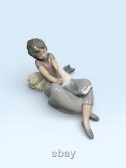Nao Lladro Figurine Girl Playing With Kitten Vintage Made in Spain Daisa
