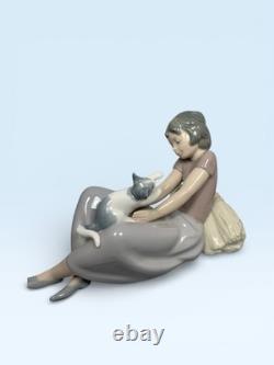 Nao Lladro Figurine Girl Playing With Kitten Vintage Made in Spain Daisa