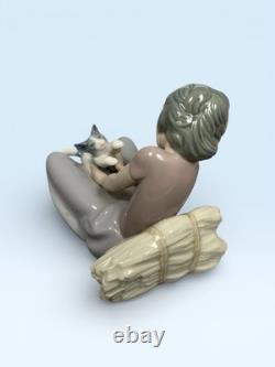 Nao Lladro Figurine Girl Playing With Kitten Vintage Made in Spain Daisa