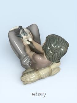 Nao Lladro Figurine Girl Playing With Kitten Vintage Made in Spain Daisa