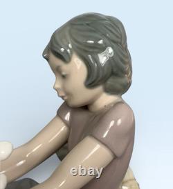 Nao Lladro Figurine Girl Playing With Kitten Vintage Made in Spain Daisa