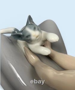 Nao Lladro Figurine Girl Playing With Kitten Vintage Made in Spain Daisa