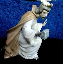 Nao Lladro King Gaspar, Wise Melchior, King Balthasar with Jug Porcelain Figurines