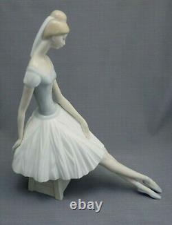 Nao Lladro Large Seated Ballerina Figurine In Excellent Condition